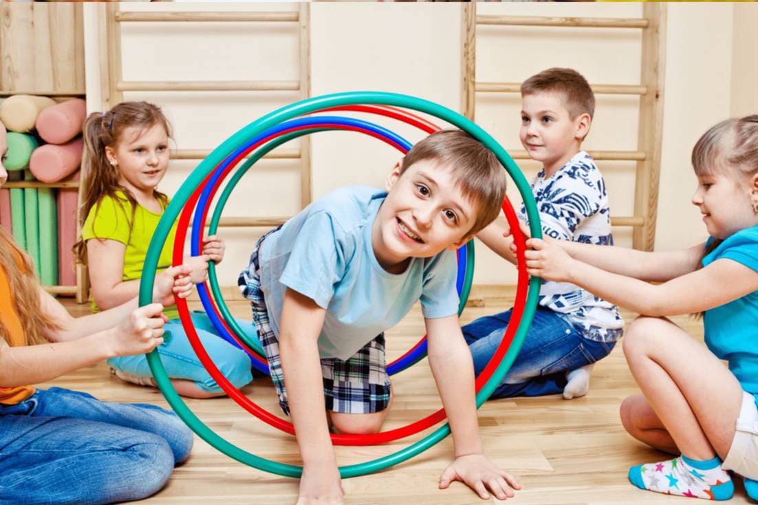Brincadeiras simples para crianças com TDAH - Instituto NeuroSaber