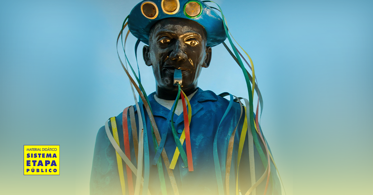 Estátua de cangaceiro com chapéu tradicional e fitas coloridas representando a cultura nordestina brasileira.
