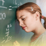Garotinha com expressão de esforço tentando entender conceitos de matemática na lousa, ilustrando dificuldades relacionadas à discalculia.