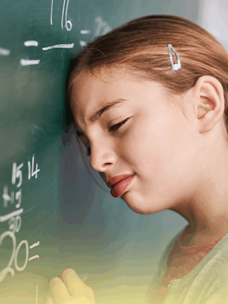 Garotinha com expressão de esforço tentando entender conceitos de matemática na lousa, ilustrando dificuldades relacionadas à discalculia.