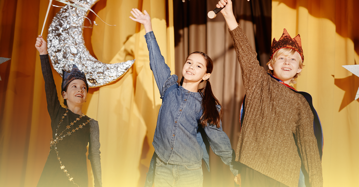 Crianças do Ensino Fundamental interpretando peça de teatro infantil com cenário de estrelas e lua brincando de teatro escolar.