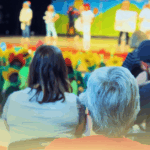 Apresentação teatral com crianças do ensino fundamental anos iniciais, palco com atores e público infantil assistindo a peça de teatro educativa.