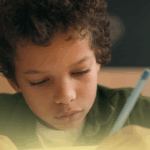 Crianço estudando para preparar os alunos para o SAEB 2025, estratégia importante para educação pública no Brasil.