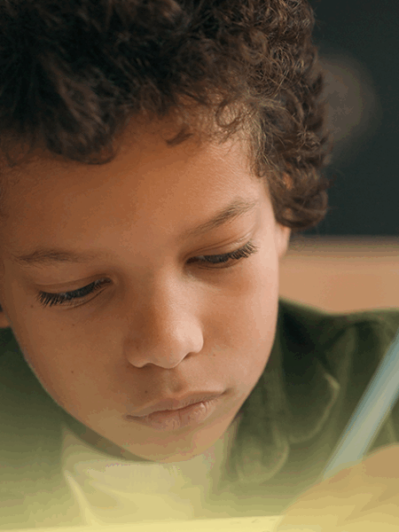 Crianço estudando para preparar os alunos para o SAEB 2025, estratégia importante para educação pública no Brasil.