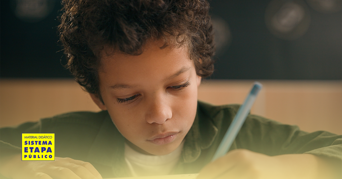 Crianço estudando para preparar os alunos para o SAEB 2025, estratégia importante para educação pública no Brasil.