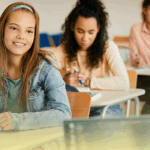 Alunas participando de uma aula em sala de aula, estudando para o SAEB 2025, uma avaliação importante para o sistema de ensino público.