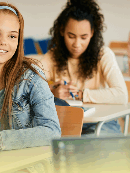 Alunas participando de uma aula em sala de aula, estudando para o SAEB 2025, uma avaliação importante para o sistema de ensino público.