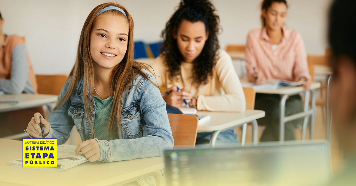 Alunas participando de uma aula em sala de aula, estudando para o SAEB 2025, uma avaliação importante para o sistema de ensino público.