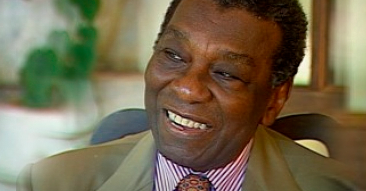 Imagem de Milton Santos, homenageado no Dia da Consciência Negra, celebrando a importância da cultura e história afro-brasileira com sorriso agradável.