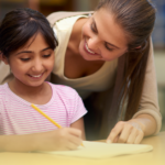 Grupo de estudantes caminhando juntos com os braços entrelaçados, transmitindo união, acolhimento e senso de pertencimento no ambiente escolar.