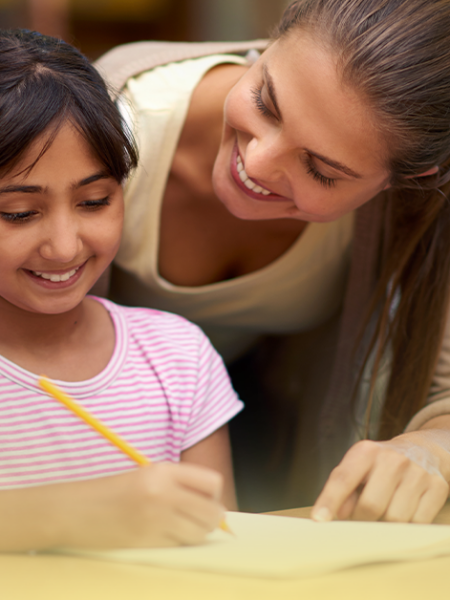 Grupo de estudantes caminhando juntos com os braços entrelaçados, transmitindo união, acolhimento e senso de pertencimento no ambiente escolar.