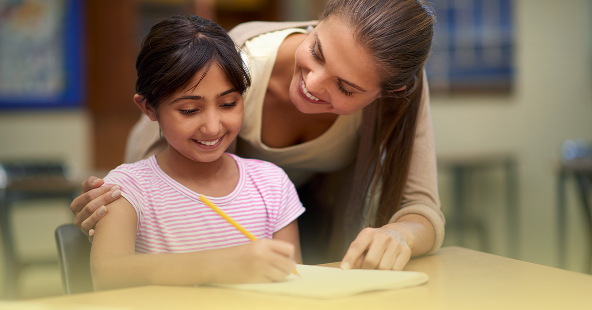 Grupo de estudantes caminhando juntos com os braços entrelaçados, transmitindo união, acolhimento e senso de pertencimento no ambiente escolar.