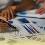 Análise de resultados educacionais com gráficos e relatórios para definição de prioridades pedagógicas no planejamento escolar de 2026.