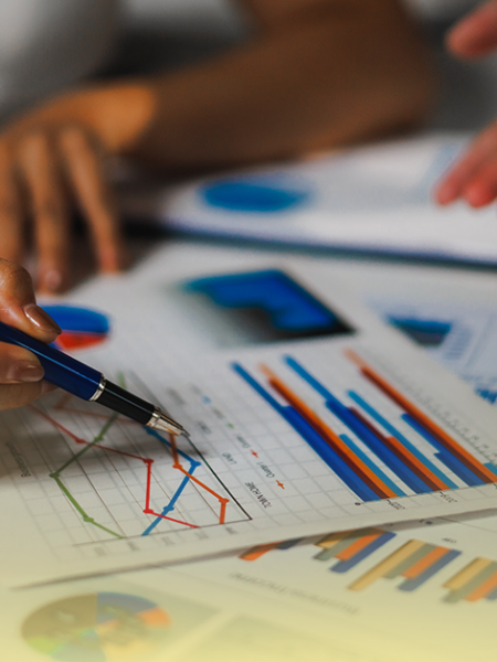 Análise de resultados educacionais com gráficos e relatórios para definição de prioridades pedagógicas no planejamento escolar de 2026.