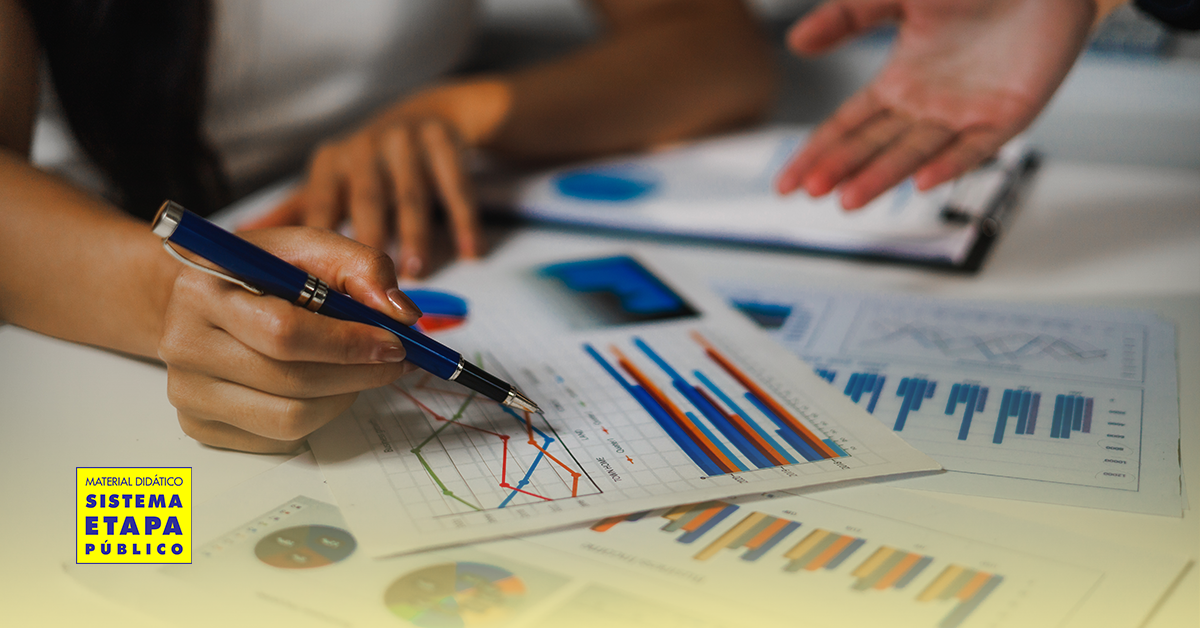 Análise de resultados educacionais com gráficos e relatórios para definição de prioridades pedagógicas no planejamento escolar de 2026.