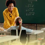 Professora da escola pública orienta alunos em sala de aula, promovendo aprendizagem, diálogo e desenvolvimento integral dos estudantes.
