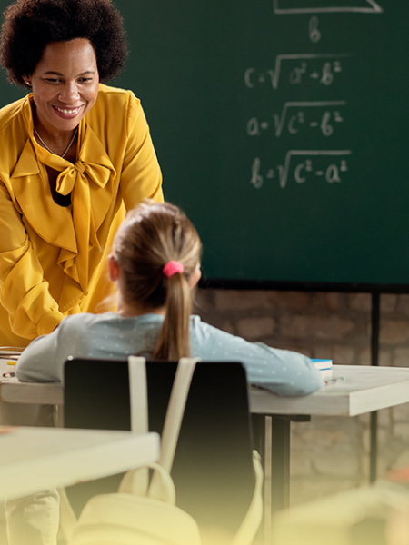 Professora da escola pública orienta alunos em sala de aula, promovendo aprendizagem, diálogo e desenvolvimento integral dos estudantes.
