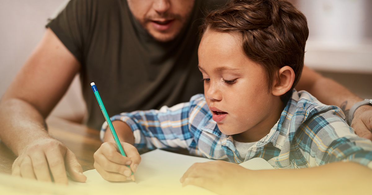 Mãe conversa com a filha pequena em casa antes de ir para a escola, demonstrando carinho, atenção e participação na vida escolar.