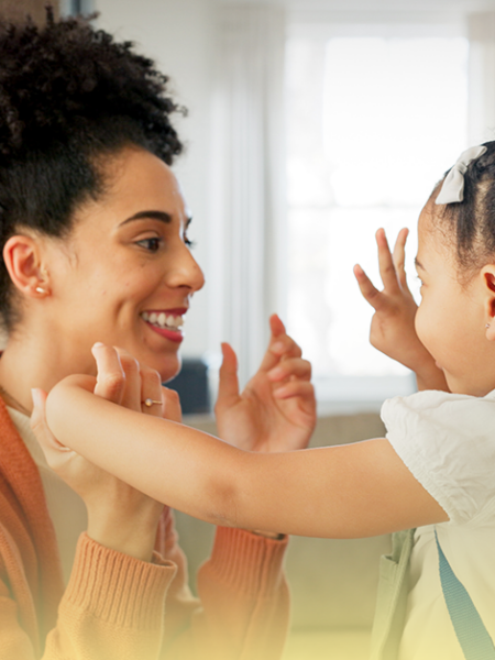 Mãe se despede da filha antes de ir para a escola, demonstrando carinho, atenção e envolvimento na vida escolar da criança.