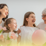 Três gerações de mulheres — avó, mãe e filhas — sorrindo e segurando flores em celebração ao Dia Internacional da Mulher, representando união, respeito e valorização feminina na educação.