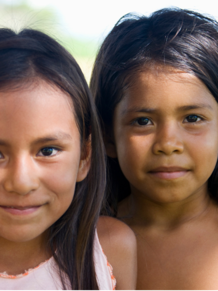 Crianças indÃgenas sorrindo em comunidade, representando diversidade cultural e identidade no dia dos povos indÃgenas no Brasil