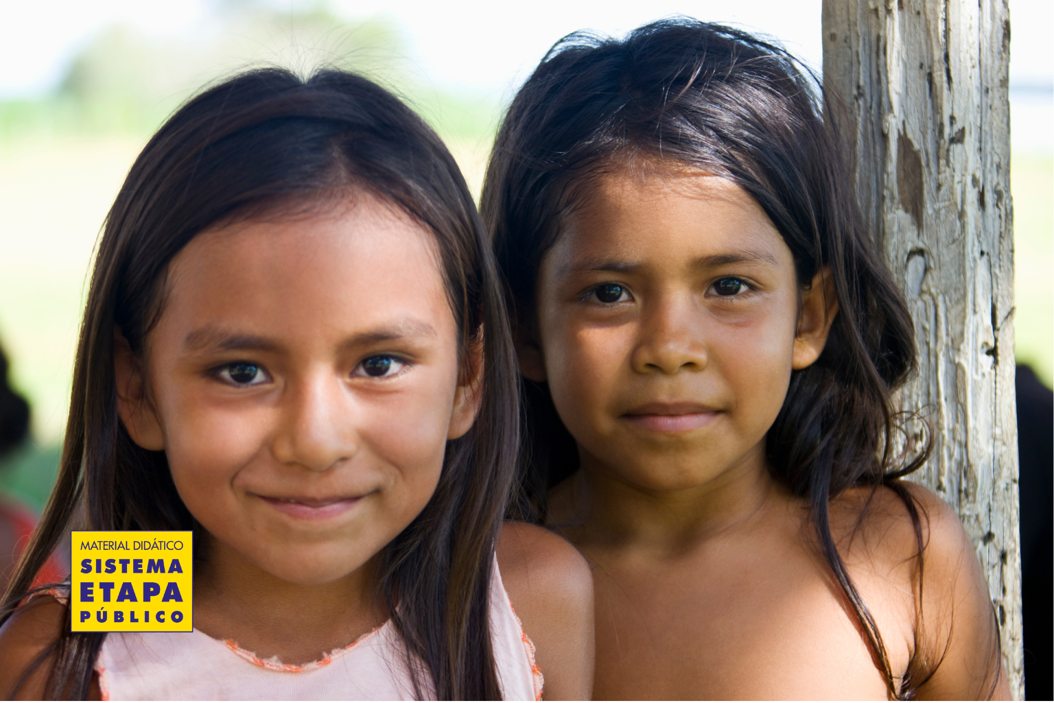 Crianças indígenas sorrindo em comunidade, representando diversidade cultural e identidade no dia dos povos indígenas no Brasil